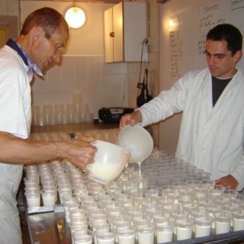 Mise en pot des yaourts dans le premier atelier de Meximieux en 2003